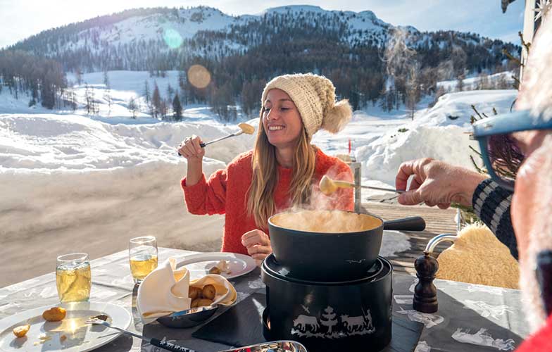 Une fondue au fromage en plein air se déguste dans la bonne humeur et le respect la distanciation. | Photo: iStock, swissmediavision.