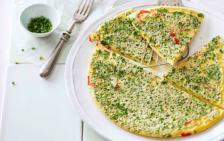 Cette omelette salée «à la française» se prépare sans farine. Voir la recette