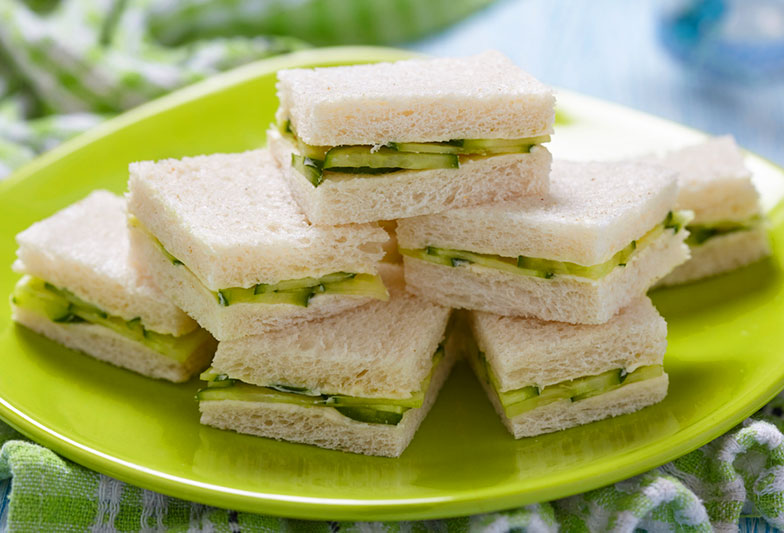 Le traditionnel sandwich au concombre se compose simplement de fines rondelles de concombre et de pain de mie à peine beurré.
