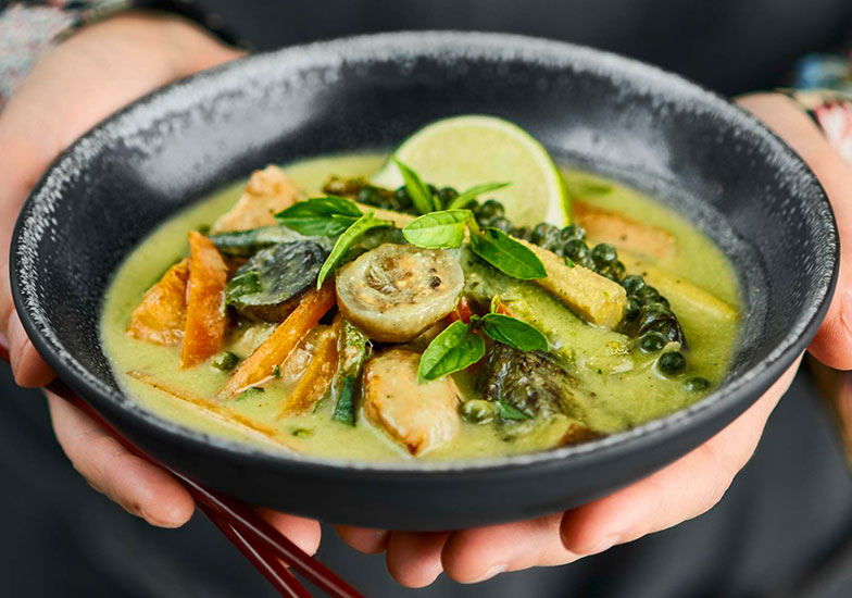 Ins grüne Thai-Curry gehört thailändisches Basilikum.