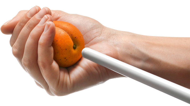Aprikosen kann man auch entsteinen, ohne sie zu halbieren.
