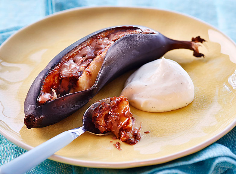 Bananes grillées au chocolat: ce souvenir d’enfance continue de faire nos délices aujourd’hui.