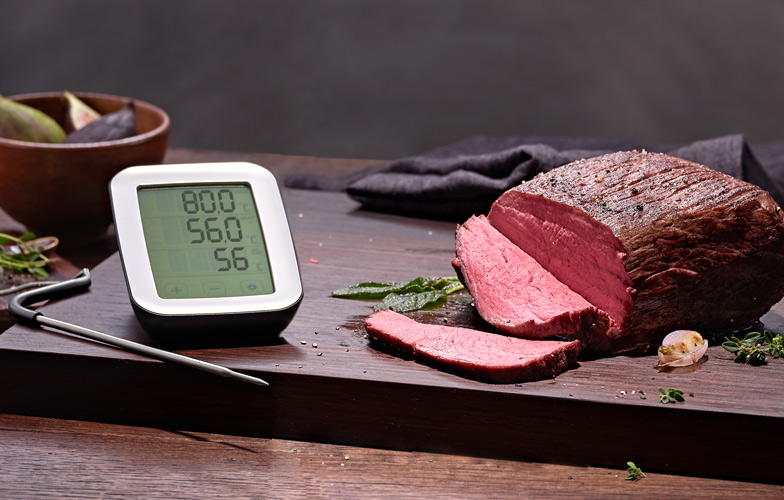 Avec un thermomètre à viande la température à cœur peut être surveillée.