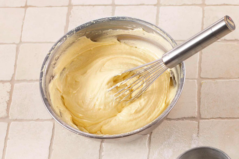 Damit ein Teig die perfekte Konsistenz erhält, ist es wichtig, Butter, Zucker und Eier bzw. Eigelbe so lange zu rühren, bis die Masse deutlich heller (cremeweiss) und luftig ist.