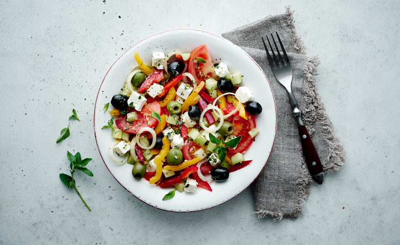 La salade grecque est elle aussi un repas de midi idéal en été: légère et pourtant nourrissante.