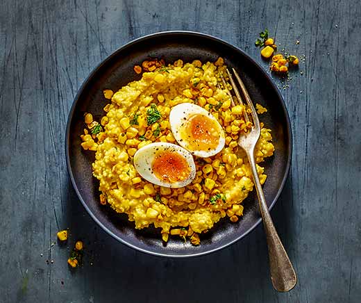 Curry-Polenta mit Ei