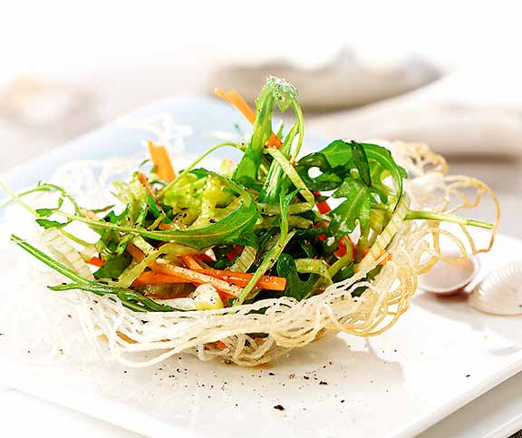 Glasnudel-Körbchen mit Salat